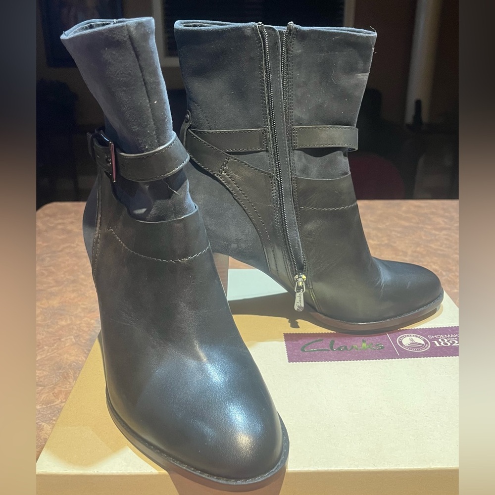 Women’s Clarks Boots Leather / Suede Combo Size 9